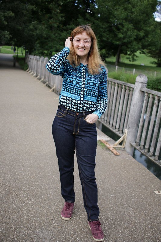 Charlotte is wearing Ginger Jeans in dark blue denim paired with a blue patterned shirt